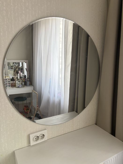 Туалетный столик вместе с зеркалом