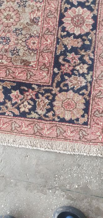 Covor din lână în stare foarte bună.
