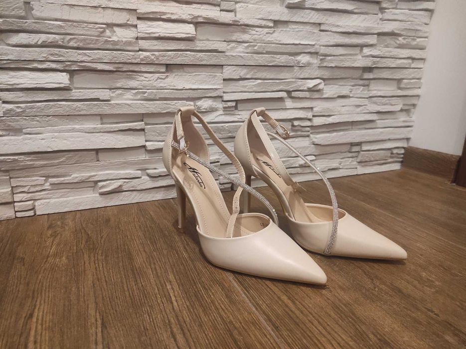 Елегантни обувки на ток