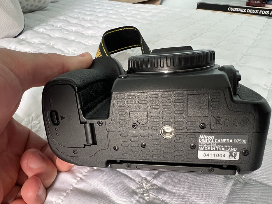 Nikon D7500 + 3 обектива ,3 батерии ,3 филтъра ,2 зарядни