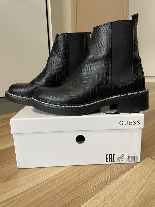 Обувки Guess.