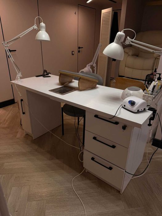 Стол для маникюра с пылесосом.