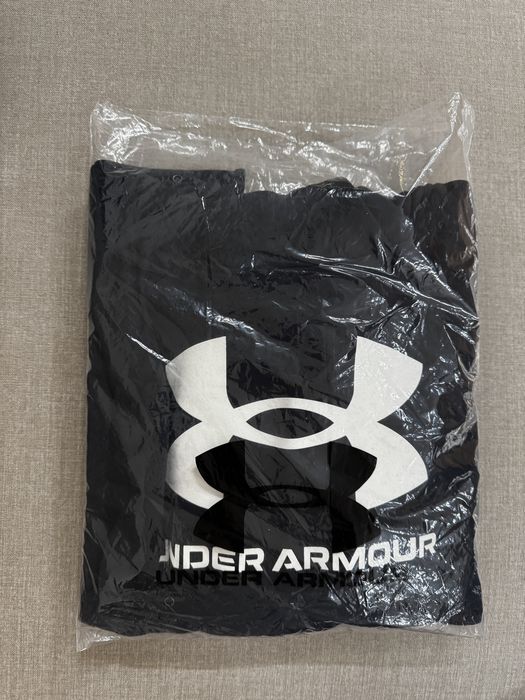 Продавам Under Armour черен дамски суичър с качулка (hoodie), размер М