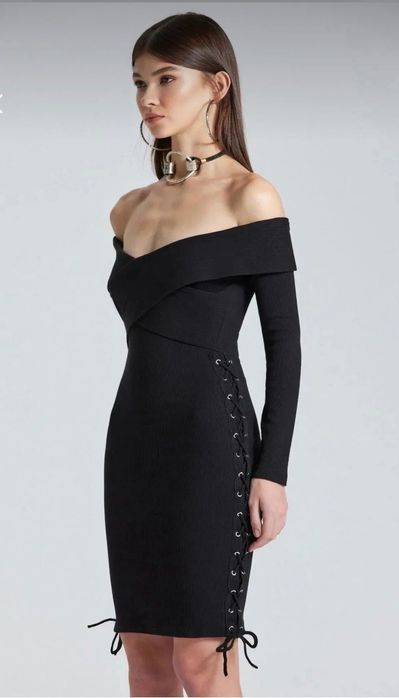 Елегантна черна рокля с голи рамена и декоративни връзки