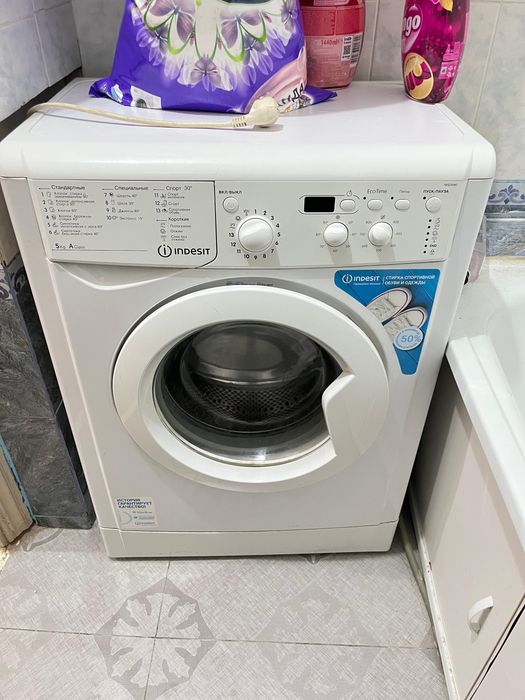 Стиральная машина Indesit почти новая