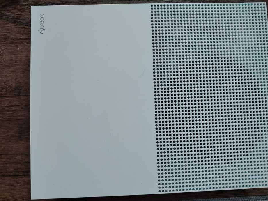 - Vând Xbox One S -