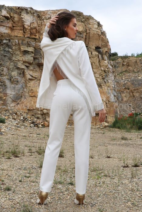 Продавам бял комплект Caramella Fashion.