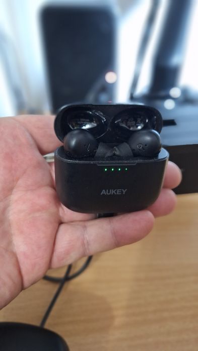 Căști in ear bluetooth JBL și Aukey