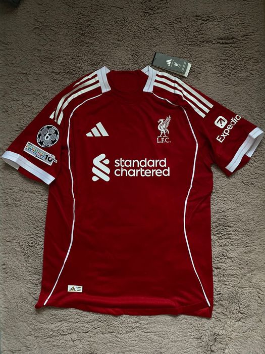 Jersey Liverpool 2025/2026 home kit, Salah