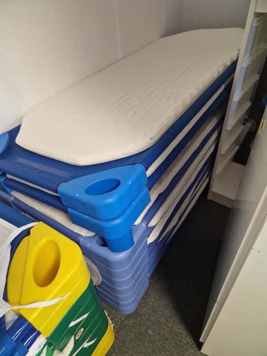 Vând pătuțuri copii, mese si scaune Ikea