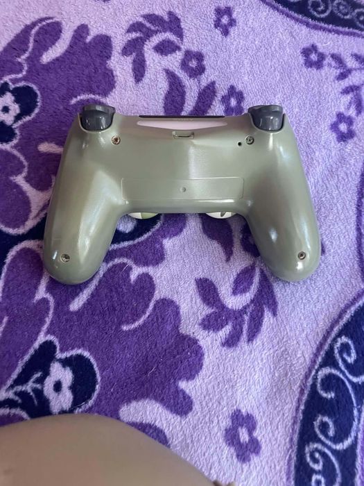 Продава се PS4 с 2 джойстика