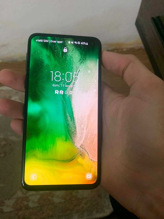 telefonul este impecabil 128 de GB nu are nicio problemă