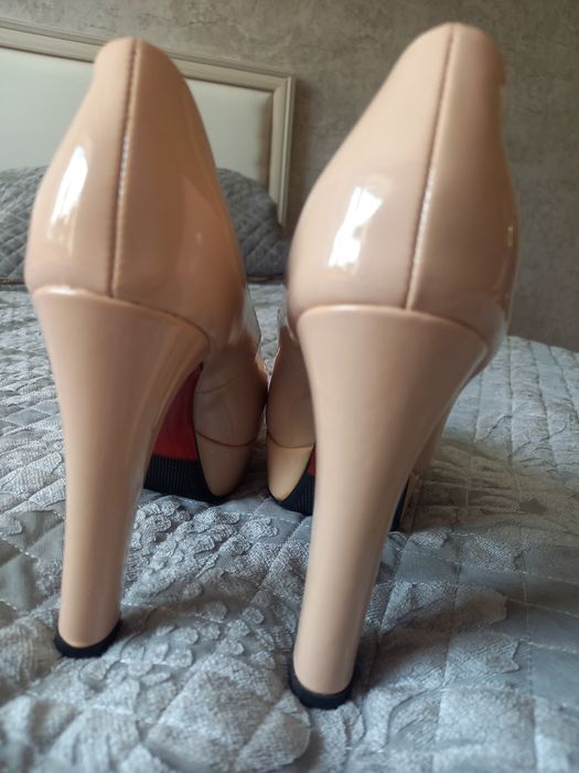 Продаю Новые туфли Лабутены
