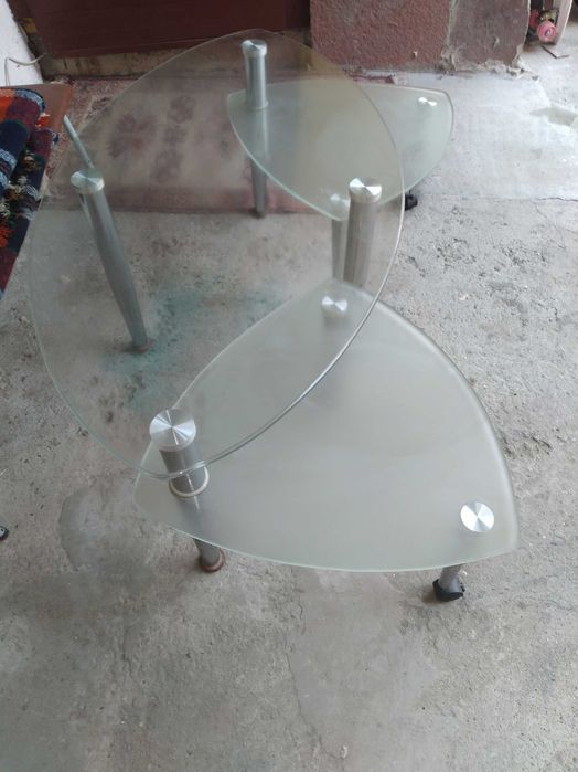 Продавам стъклена холна маса