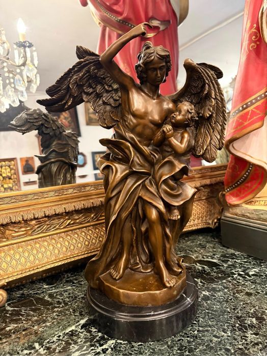 Statueta din bronz masiv pe soclu de marmura, reprezentand un inger cu un copil