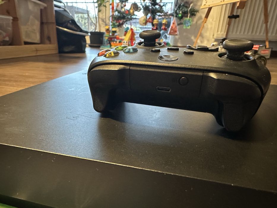 Consola Xbox One X cu cutie - X-box + 2 jocuri