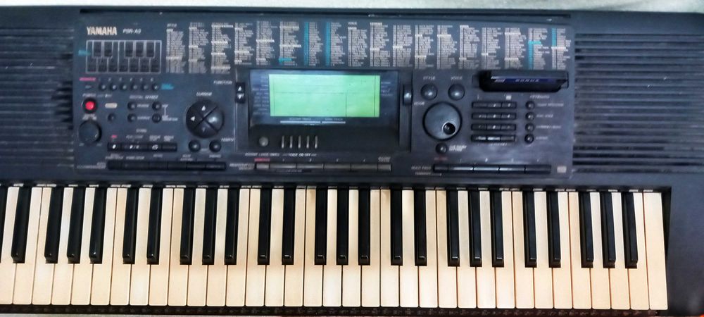 Продавам  2 броя синтезатори!