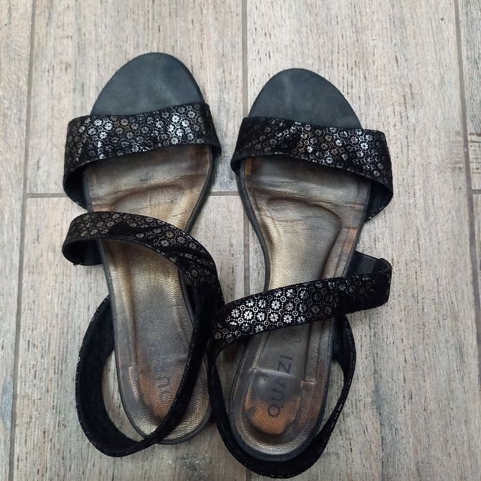 Sandale negre cu floricele