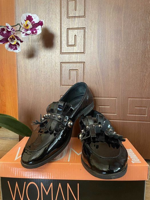 Елегантни пантофи в  лачено черно. Номер 40.