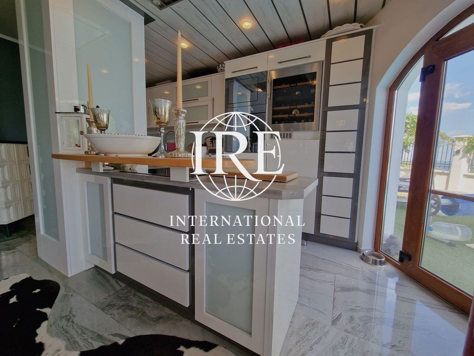 International Real Estates (IRE) представя: Великолепна триетажна къщ