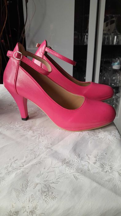 Чисто нови розови обувки