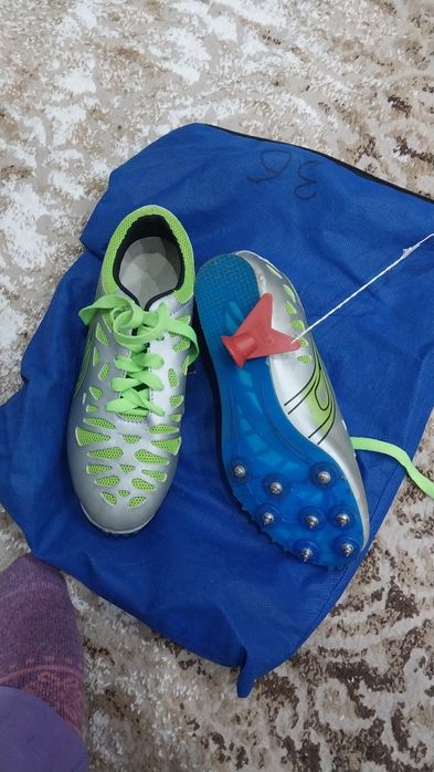 Продам шипованые кросовки 36 размер