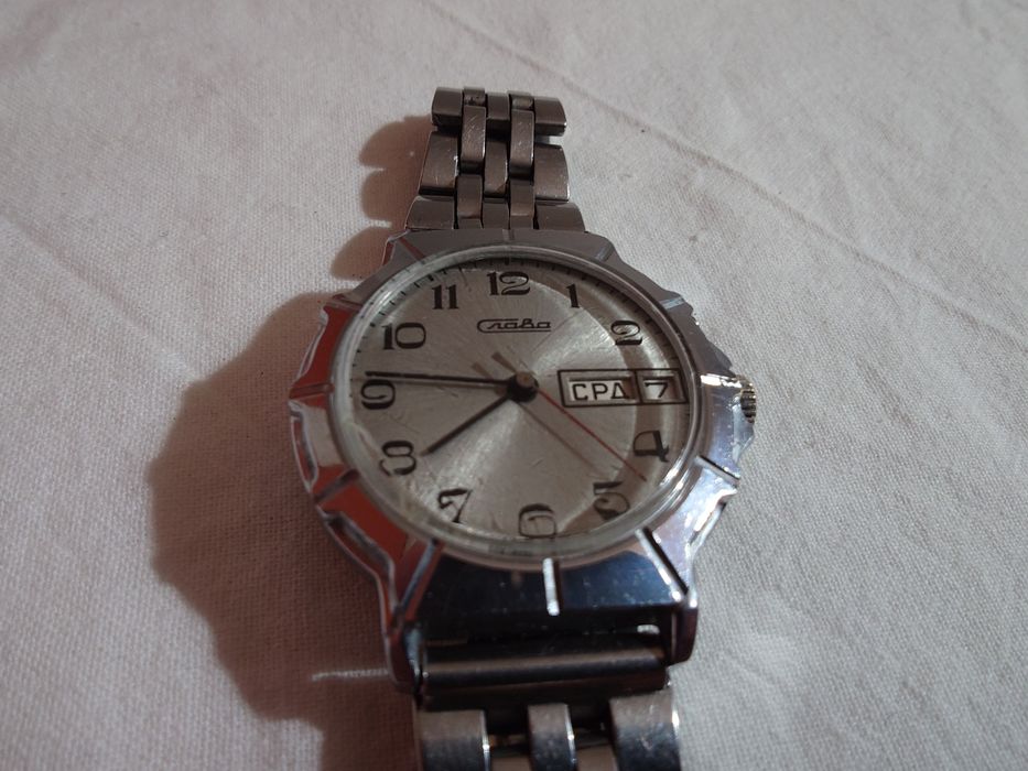 Слава - съветски механичен часовник, с ръчно навиване. С ден и дата.