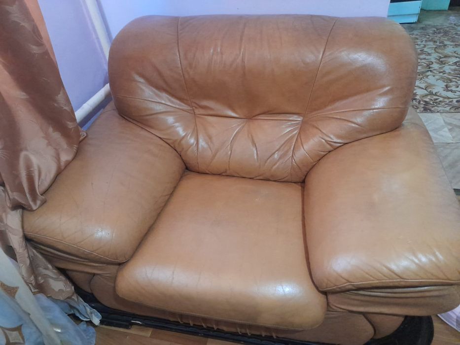 Диван кожаный в хорошем состоянии