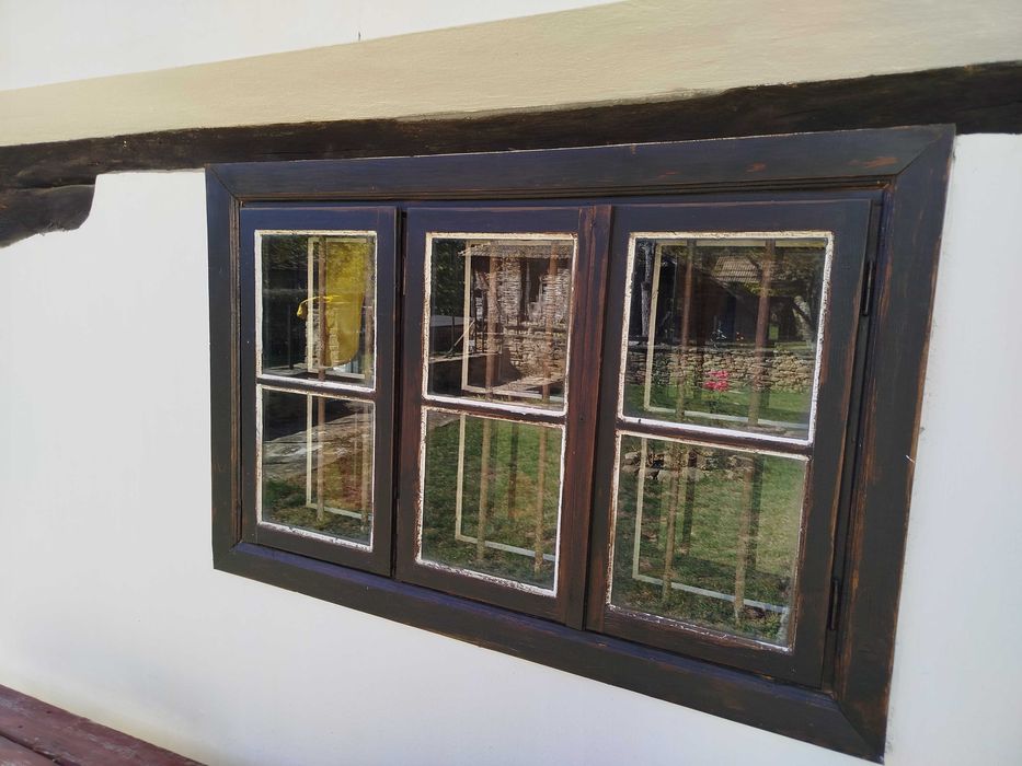 Дървена дограма с двойни прозорци, без каси, преграда за тераса.