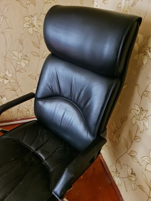 Продам офисное кресло, кожа