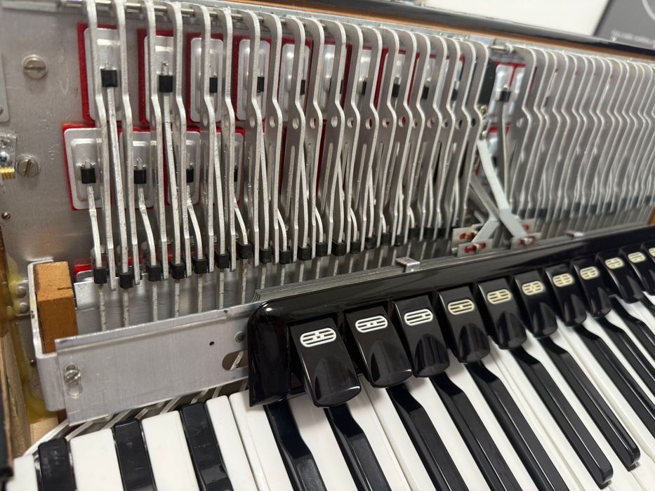 Vand acordeon Weltmeister Consona 120 basi