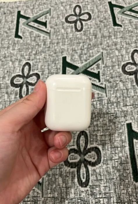Продам AirPods 2 поколения