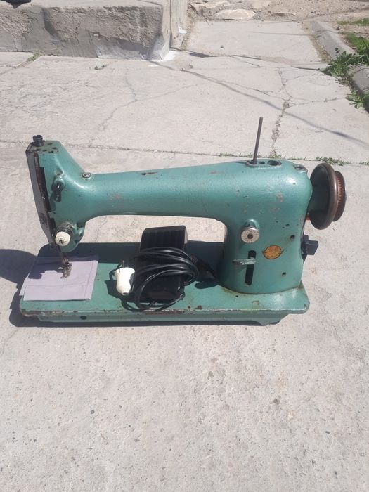 Швейная машина старой модели