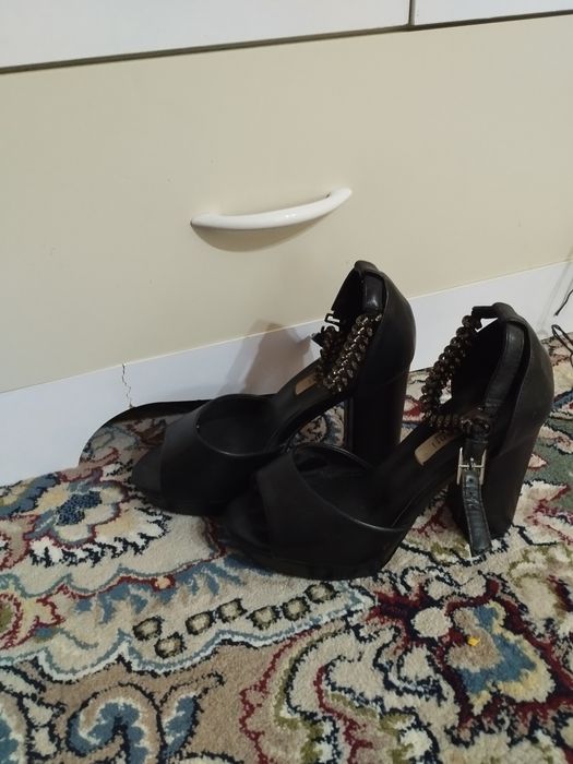 Tufli 35 razmer. Holati a'lo qirilgan yirtilgan joyi yo'q. Yangi