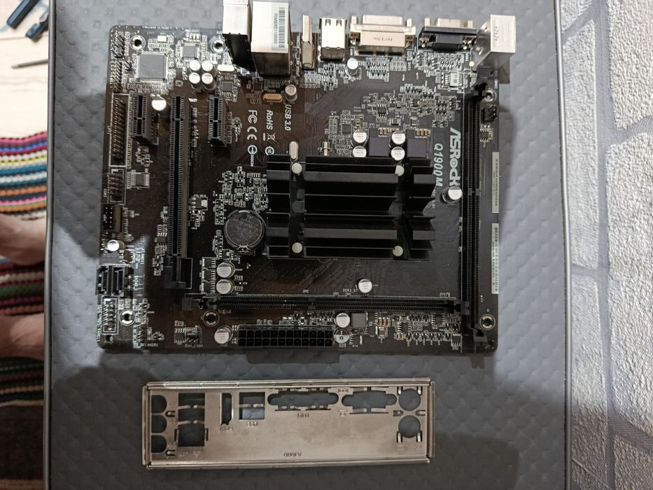Продам материнскую плату ASRock q1900m