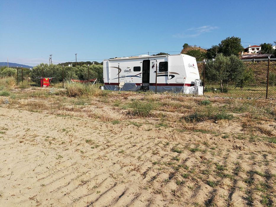 ПРОДАВА СЕ МЯСТО НА МОРЕТО С ТРИ КАРАВАНИ в р-на на Аспровалта, Северна Гърция