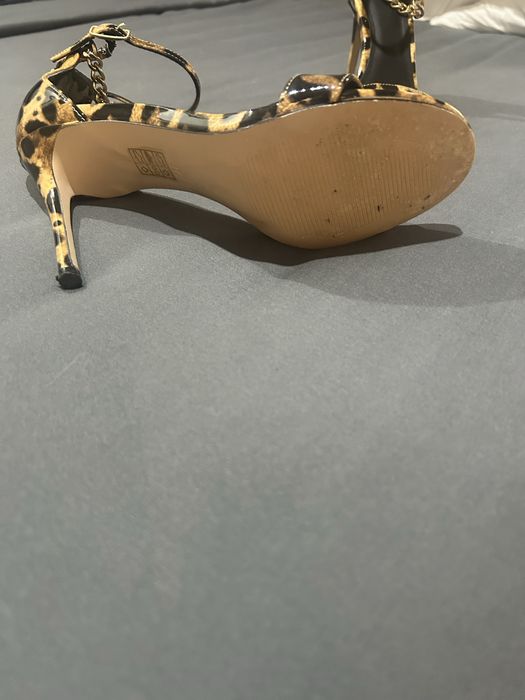 Страхотен сандал на Guess 37