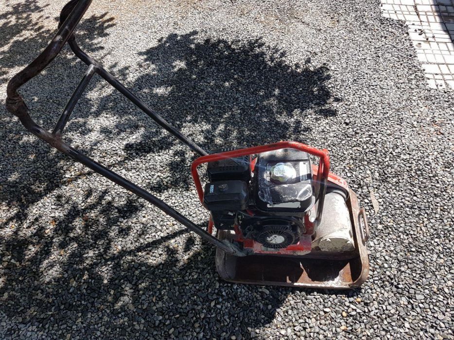 Inchiriez placa vibranta (talpa) compactoare 90kg pret 200 lei /zi