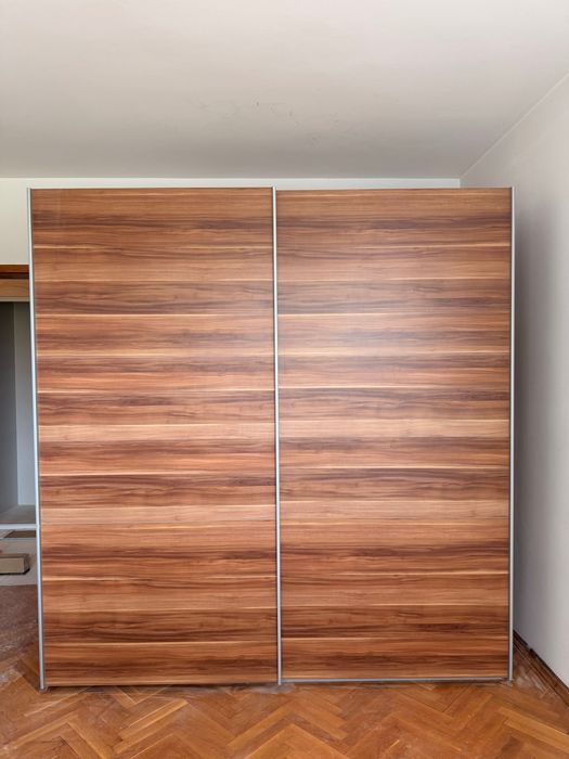 Гардероб с плъзгащи се врати