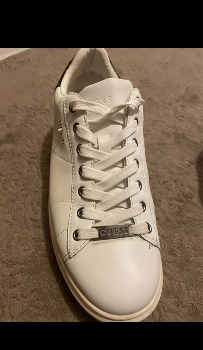 Adidasi albi Guess