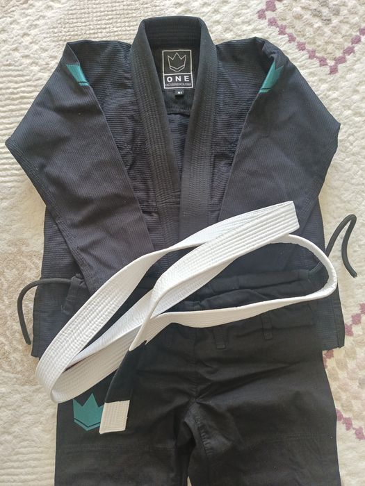 Форма джиу-джитсу универсальная для мальчиков и девочек