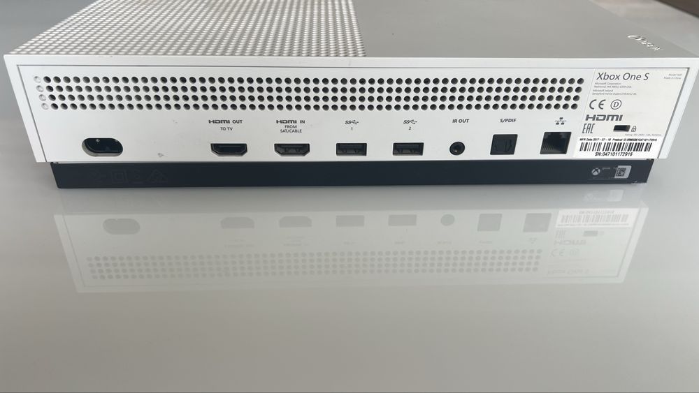Vând Xbox One S , controler inclus , plus 9 jocuri