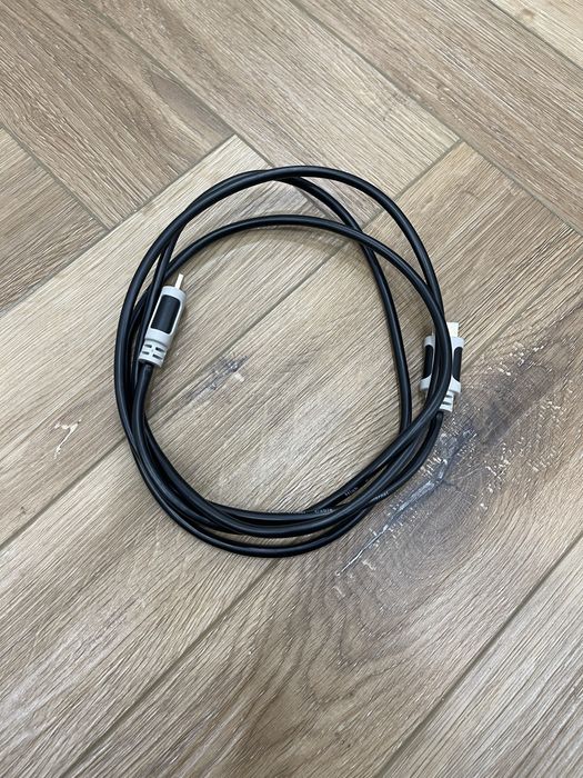 HDMI кабель и кабель зарядки на type-c