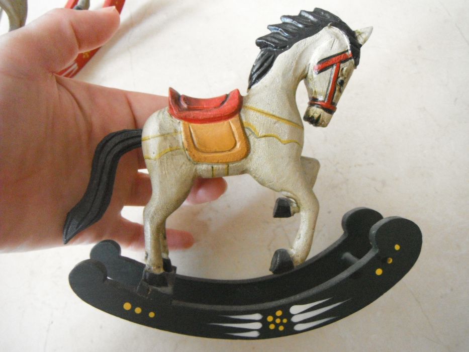 Коне - ръчно изработени фигури