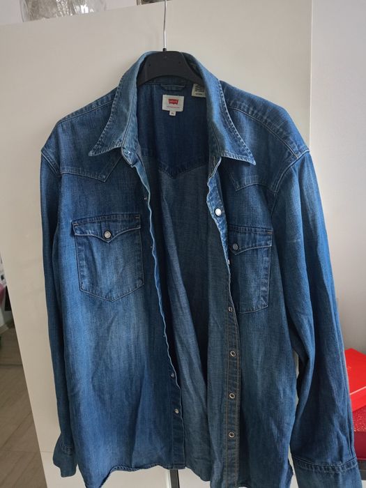 Vând cămașă de blugi Levi's, produs de calitate superioara mărimea XL.