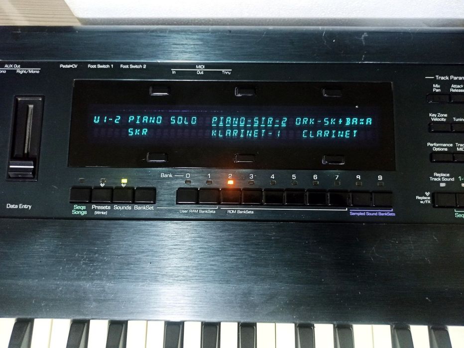 Ensoniq ts 10 sotiladi.  3-5 Versiya