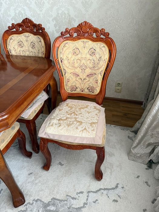 Стол стулья в хорошем состоянии