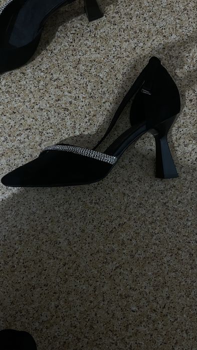 Черные туфли на каблуке