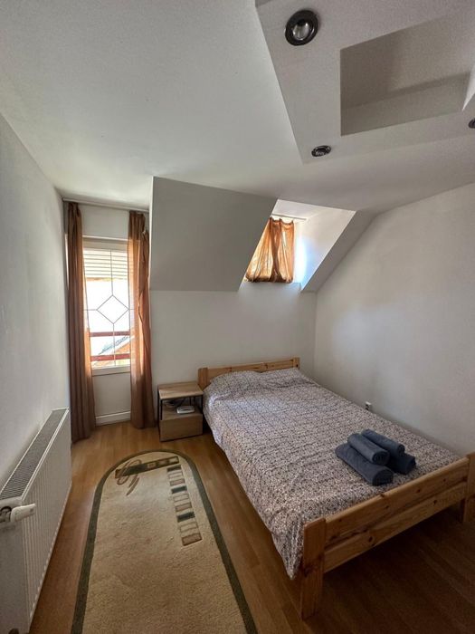 Apartament de închiriat în casă – 3 dormitoare, 2 băi și curte