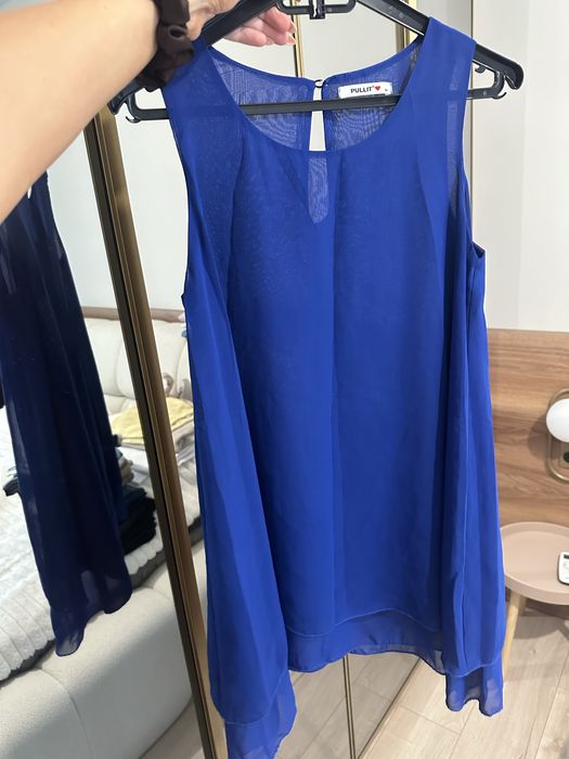 Топове и черна рокля с пера